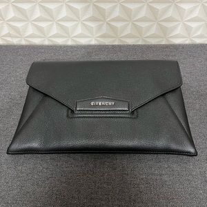Givenchy Sugar Goatskin Medium Antigona Envelope Clutch Black